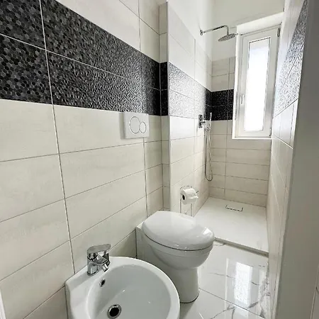 Wh - Attico Monolocale Con Parcheggio Gratuito E Grande Terrazza - A 5 Minuti Dal Centro - Wifi 아파트 *