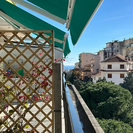 아파트 Wh - Attico Monolocale Con Parcheggio Gratuito E Grande Terrazza - A 5 Minuti Dal Centro - Wifi