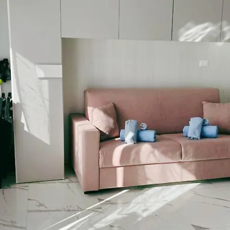 Wh - Attico Monolocale Con Parcheggio Gratuito E Grande Terrazza - A 5 Minuti Dal Centro - Wifi